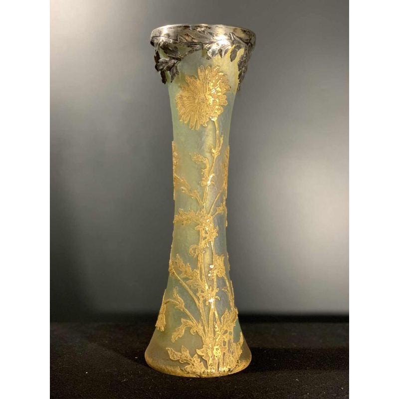 DAUM NANCY, vase diabolo MARGUERITES dÃ©gagÃ© acide, rehaut or et argent 1910