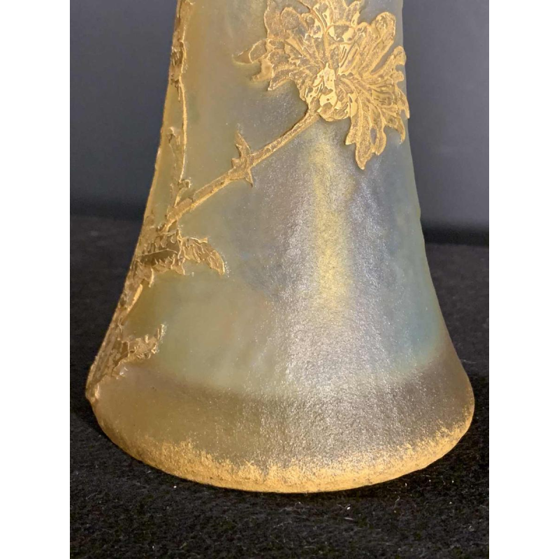DAUM NANCY, vase diabolo MARGUERITES dÃ©gagÃ© acide, rehaut or et argent 1910