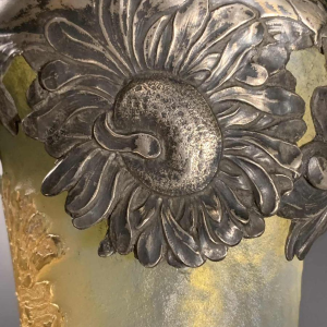 DAUM NANCY, vase diabolo MARGUERITES dÃ©gagÃ© acide, rehaut or et argent 1910