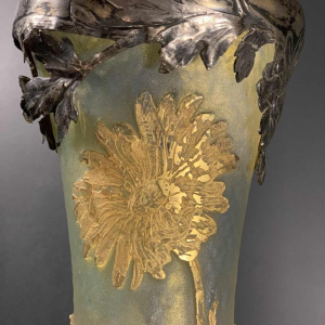 DAUM NANCY ""MADELIEFJES " diabolo vaas, zuurvrij goud en zilver versterkte 1910