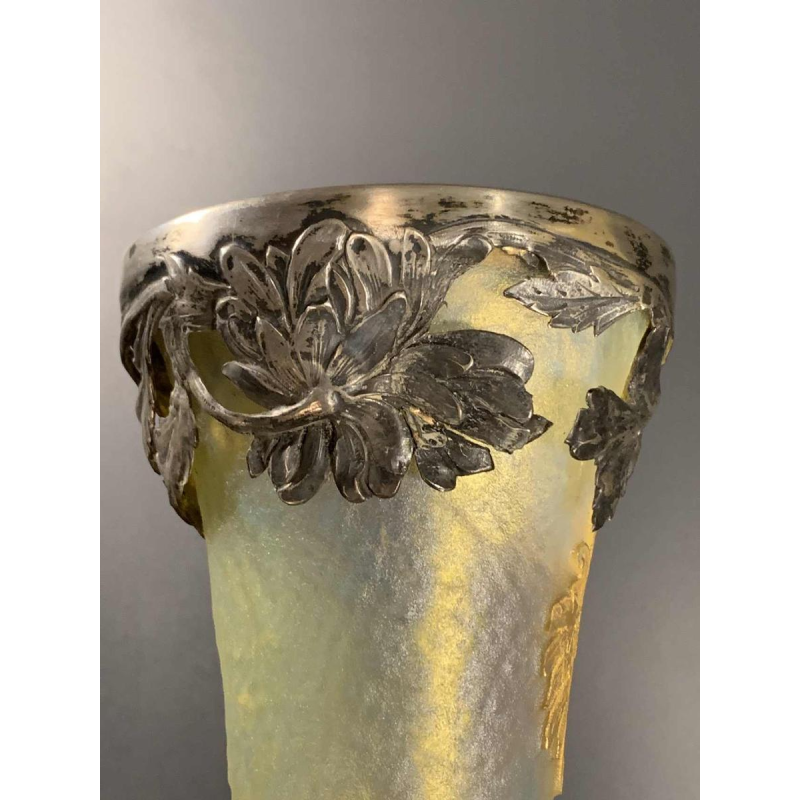 DAUM NANCY, vase diabolo MARGUERITES dÃ©gagÃ© acide, rehaut or et argent 1910