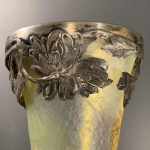 DAUM NANCY ""MADELIEFJES " diabolo vaas, zuurvrij goud en zilver versterkte 1910