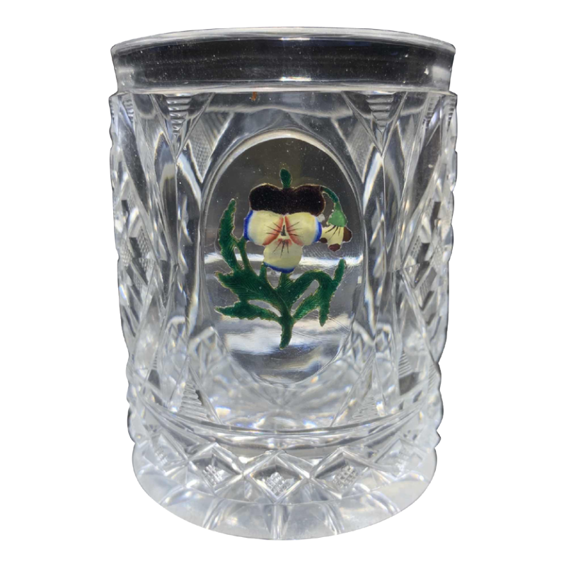 Gobelet en cristal taillé avec inclusion d'une pensée émaillée sur paillon d'or.