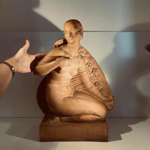 JOE DESCOMPS CORMIER 'Knielende naakte vrouw met draperie' Art Deco terracotta sculptuur, ca. 1910