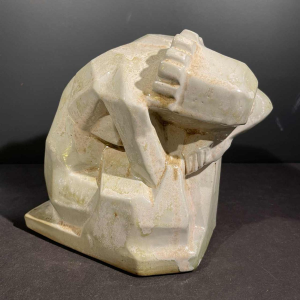 ANGELO HECQ voor ROGER GUERIN 'Femme nue assoupie' witte kubistische sculptuur in grootgebakken zoutsteengoed, ca 1930