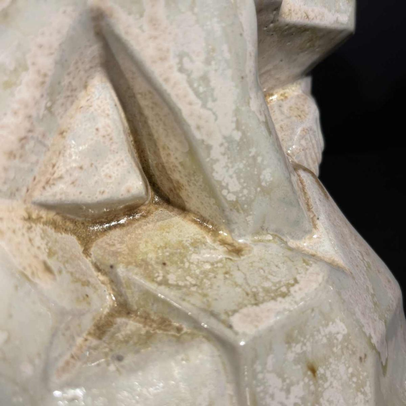 ANGELO HECQ voor ROGER GUERIN 'Femme nue assoupie' witte kubistische sculptuur in grootgebakken zoutsteengoed, ca 1930