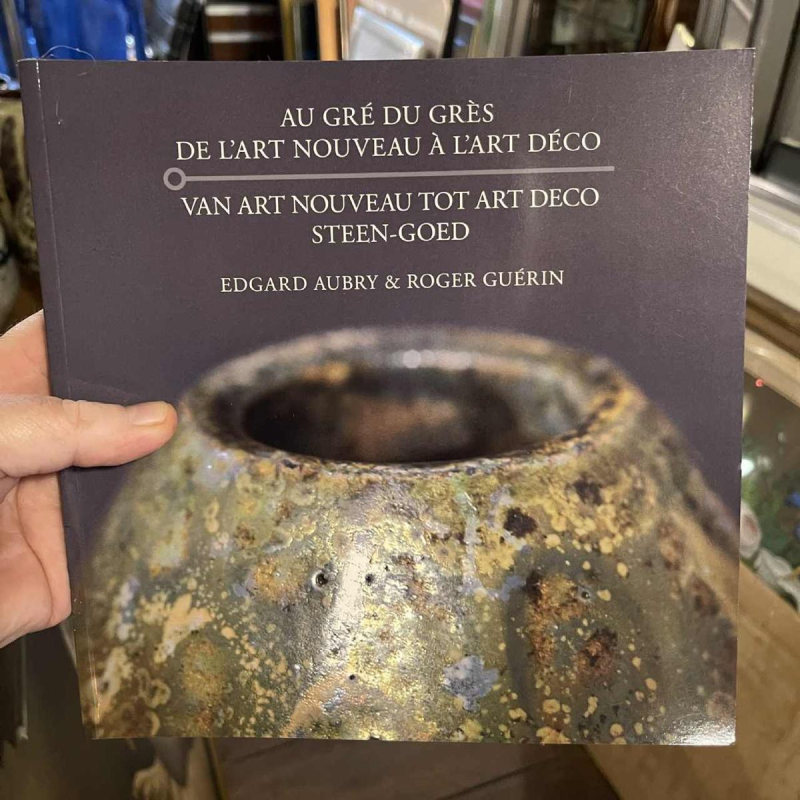 ANGELO HECQ voor ROGER GUERIN 'Femme nue assoupie' witte kubistische sculptuur in grootgebakken zoutsteengoed, ca 1930