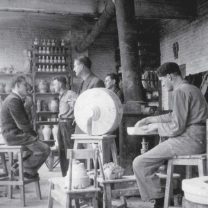 BEESEL TERRACO DRAAK Sint Joris, Steengoed Sculptuur, Centaur en Putti 1940s