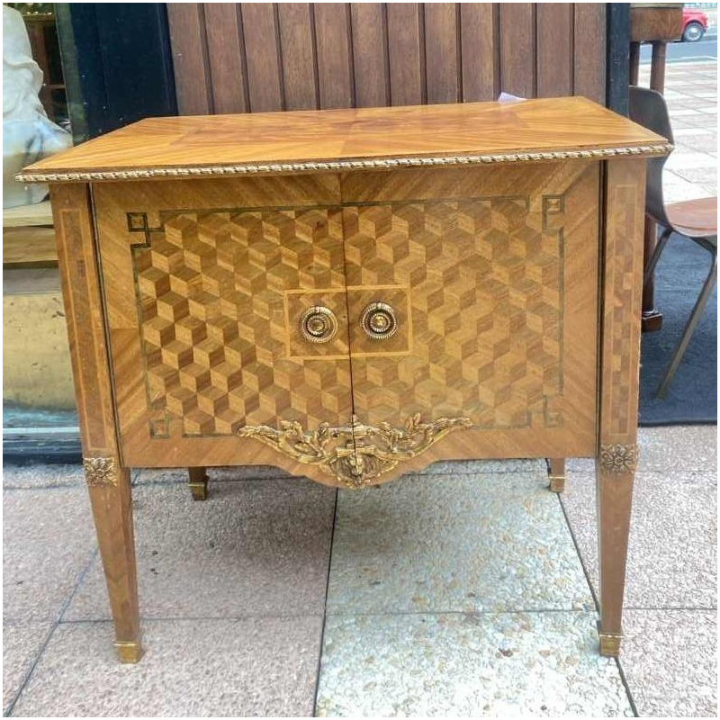 Buffet 2 portes de style Louis XVI en marqueterie damier et applications de bronze
