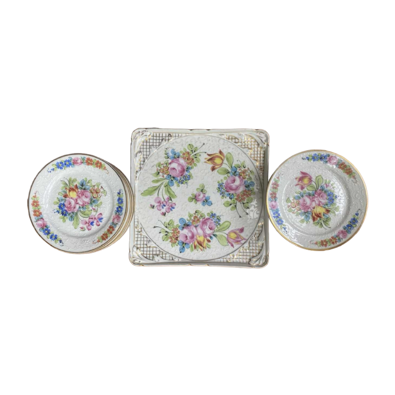 Plateau à gâteaux et assiettes en porcelaine, décor floral peint à la main et rehaussé en émail de Mehun, ca 1950