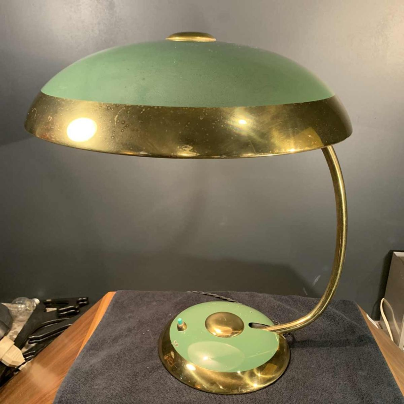 HELO LEUCHTEN, gouden en gelakte Art Deco bureau / Tafel lamp / BAUHAUS, 1930
