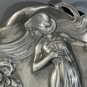 WMF "Femme aux iris" N°290 plateau ajoure´ Art Nouveau, me´tal argente´, ca 1906