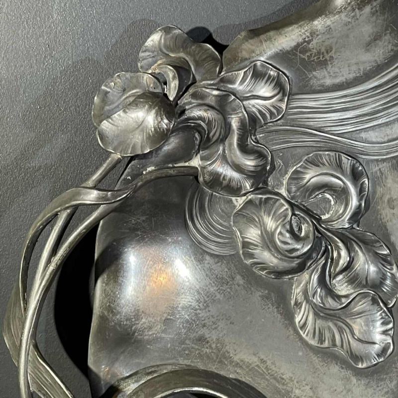 WMF "Femme aux iris" N°290 plateau ajoure´ Art Nouveau, me´tal argente´, ca 1906