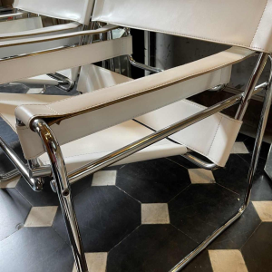MARCEL BREUER pour GAVINA, " WASSILY B3 " Paire de Fauteuils Cuir et Acier