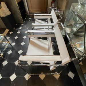 MARCEL BREUER pour GAVINA, " WASSILY B3 " Paire de Fauteuils Cuir et Acier