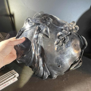 WMF "Femme aux iris" N°290 plateau ajoure´ Art Nouveau, me´tal argente´, ca 1906