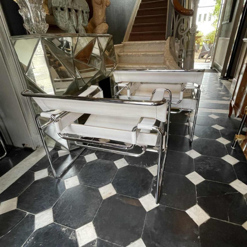 MARCEL BREUER voor GAVINA, "WASSILY B3" Paar Armstoelen van leer en staal