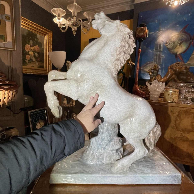 ELSE BACH / KARLSRUHE 'Dansend Paard' 82cm Art Deco sculptuur, majolica keramiek ( wit craquelé ) ca 1935