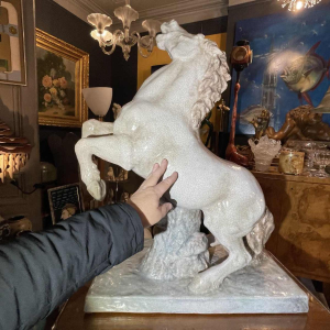ELSE BACH / KARLSRUHE 'Dansend Paard' 82cm Art Deco sculptuur, majolica keramiek ( wit craquelé ) ca 1935