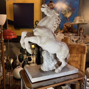 ELSE BACH / KARLSRUHE 'Dansend Paard' 82cm Art Deco sculptuur, majolica keramiek ( wit craquelé ) ca 1935