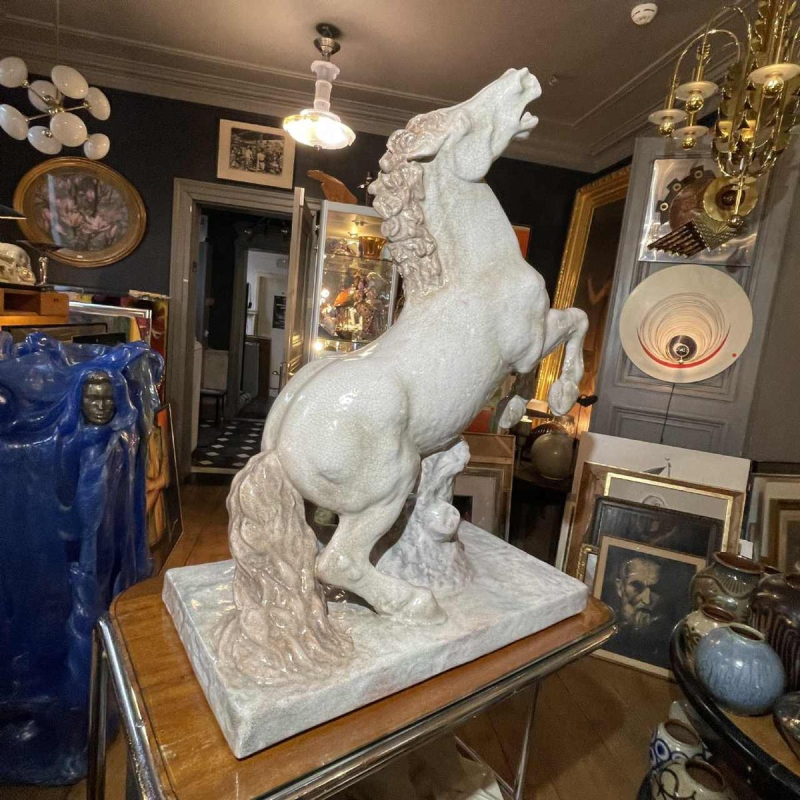 ELSE BACH / KARLSRUHE 'Dansend Paard' 82cm Art Deco sculptuur, majolica keramiek ( wit craquelé ) ca 1935