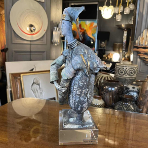 KLARA REYNDERS 'De krijger' keramische sculptuur, email en verguldsel, circa 1987