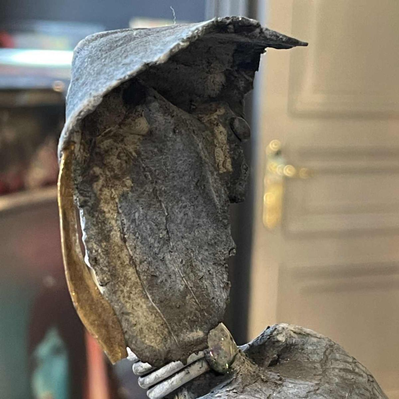 KLARA REYNDERS 'De krijger' keramische sculptuur, email en verguldsel, circa 1987