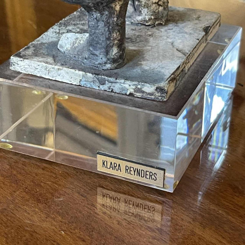 KLARA REYNDERS 'De krijger' keramische sculptuur, email en verguldsel, circa 1987