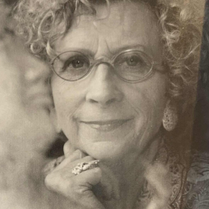 KLARA REYNDERS 'De krijger' keramische sculptuur, email en verguldsel, circa 1987