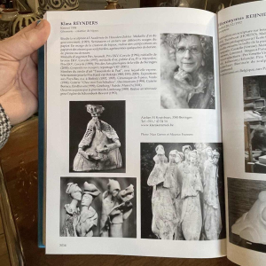 KLARA REYNDERS 'De krijger' keramische sculptuur, email en verguldsel, circa 1987