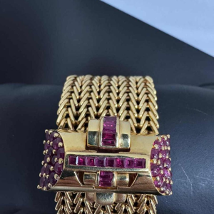 Geelgouden armband met robijnen