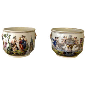 Capodimonte, paire de cache-pots, porcelaine émaillée polychrome, décor "scènes antiques' en bas-relief, XIXe s