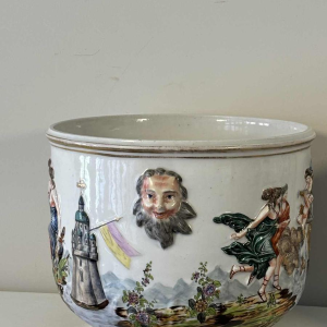 Capodimonte, paar plantenbakken, polychroom geëmailleerd porselein, antieke scènes decoratie in bas-reliëf, 19e eeuw