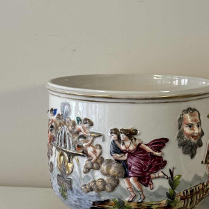 Capodimonte, paire de cache-pots, porcelaine émaillée polychrome, décor "scènes antiques' en bas-relief, XIXe s