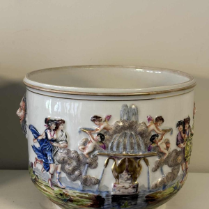 Capodimonte, paire de cache-pots, porcelaine émaillée polychrome, décor "scènes antiques' en bas-relief, XIXe s