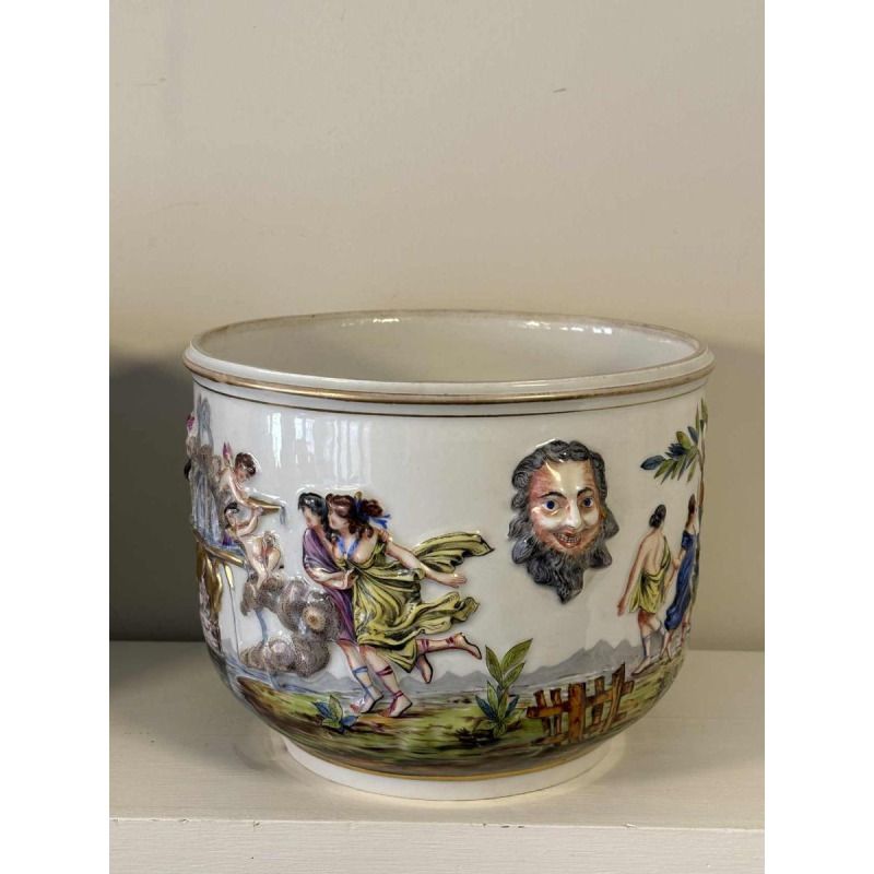 Capodimonte, paire de cache-pots, porcelaine émaillée polychrome, décor "scènes antiques' en bas-relief, XIXe s