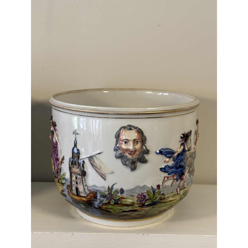 Capodimonte, paire de cache-pots, porcelaine émaillée polychrome, décor "scènes antiques' en bas-relief, XIXe s