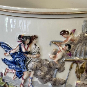 Capodimonte, paar plantenbakken, polychroom geëmailleerd porselein, antieke scènes decoratie in bas-reliëf, 19e eeuw