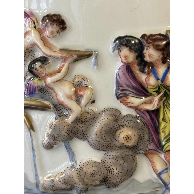 Capodimonte, paire de cache-pots, porcelaine émaillée polychrome, décor "scènes antiques' en bas-relief, XIXe s