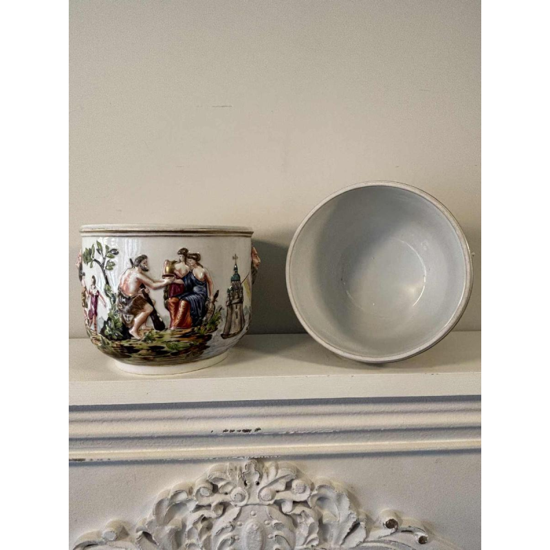 Capodimonte, paire de cache-pots, porcelaine émaillée polychrome, décor "scènes antiques' en bas-relief, XIXe s