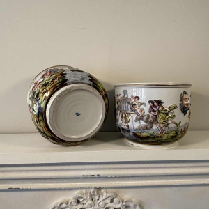 Capodimonte, paire de cache-pots, porcelaine émaillée polychrome, décor "scènes antiques' en bas-relief, XIXe s