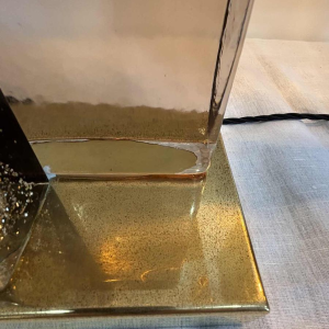 Paire de lampes à poser Hollywood regency, verre de Murano pailleté et laiton doré, Italie 20ème siècle