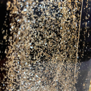 Paire de lampes à poser Hollywood regency, verre de Murano pailleté et laiton doré, Italie 20ème siècle