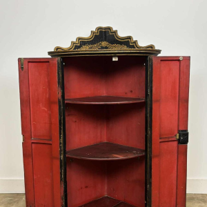 Polychroom inzetstuk, geschilderde decoratie 'Hofscène' 19th century