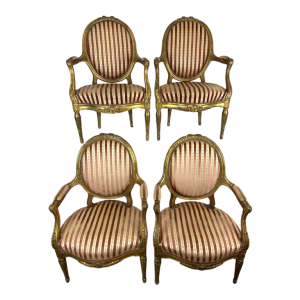 Suite de quatre fauteuils à dossier médaillon, bois sculpté doré, XIXe s