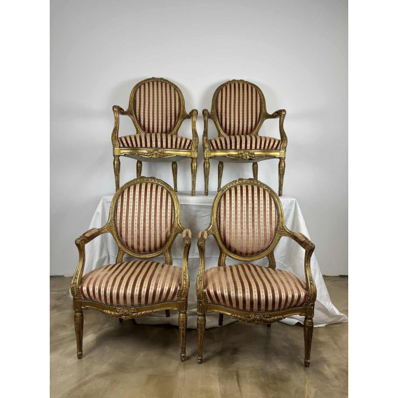 Suite de quatre fauteuils à dossier médaillon, bois sculpté doré, XIXe s
