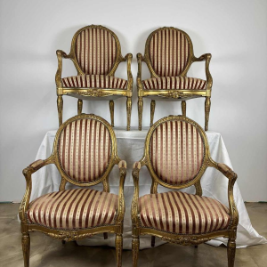 Serie van vier medaillon-rugleunstoelen, verguld houtsnijwerk, 19e eeuw