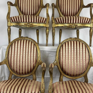 Suite de quatre fauteuils à dossier médaillon, bois sculpté doré, XIXe s