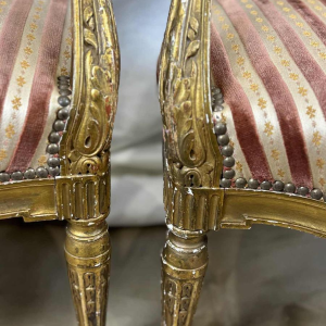 Suite de quatre fauteuils à dossier médaillon, bois sculpté doré, XIXe s