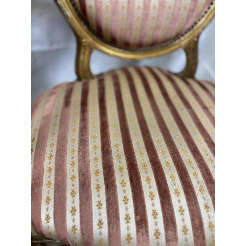 Suite de quatre fauteuils à dossier médaillon, bois sculpté doré, XIXe s